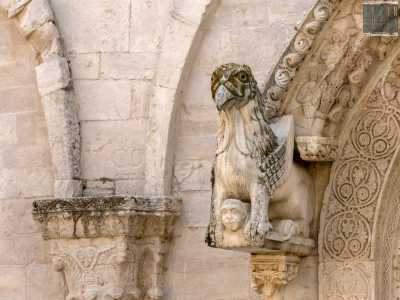 ...creatura mitologica met� aquila e met� leone disposto a guardia dell�edificio